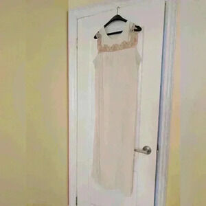 Vintage sleepwear long nightie lace details  size large